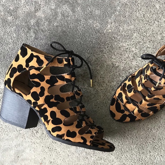 Qupid Core Animal print Stacked Wood Heeled Sandal - Picture 4 of 7